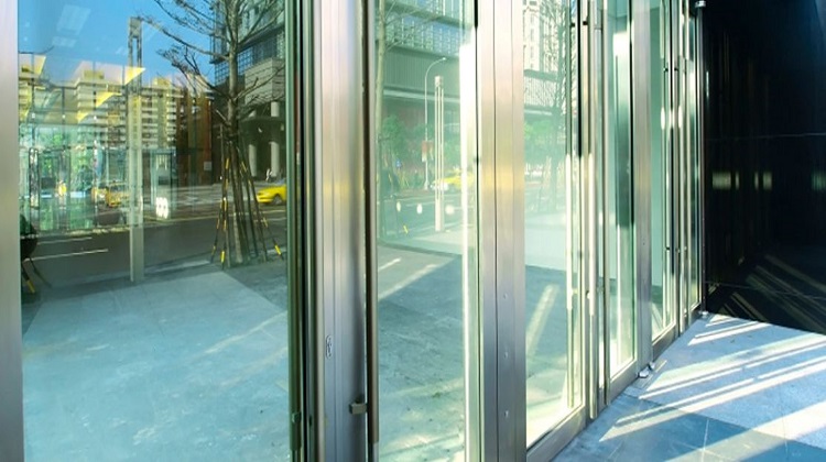 commercial glass repair service